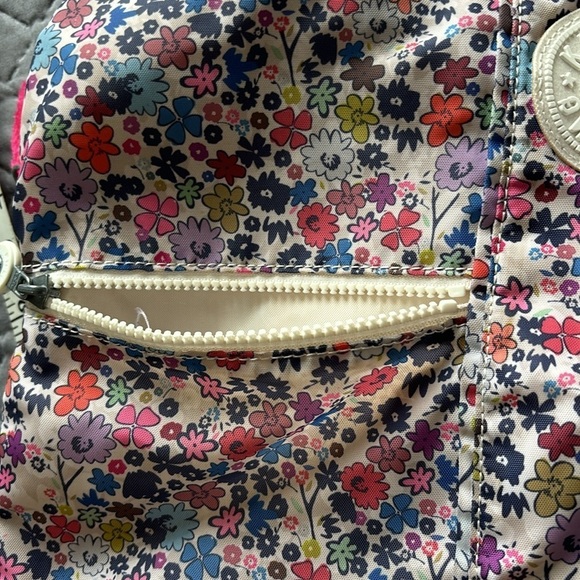 large flowered kipling bag, the bag has many compartments - Picture 11 of 11